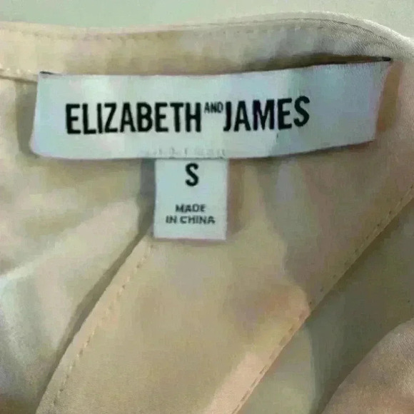 ELIZABETH & JAMES NWOT  TABBY TANK 100% SILK KEY HOLE WITH BUTTON  BLUSH SMALL - Picture 3 of 7